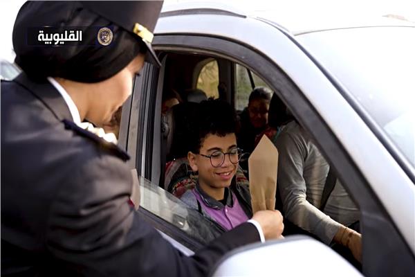 رجال الشرطة يشاركون المواطنين الاحتفال بالذكرى الـ73 لعيد الشرطة