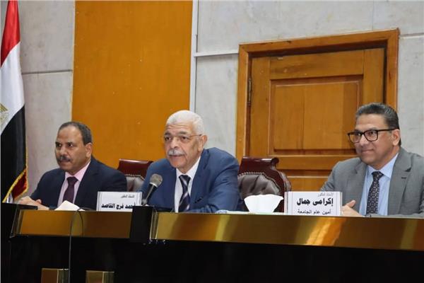 لقاء رئيس جامعة المناوفية بعدد من أعضاء الجهاز الإدارى
