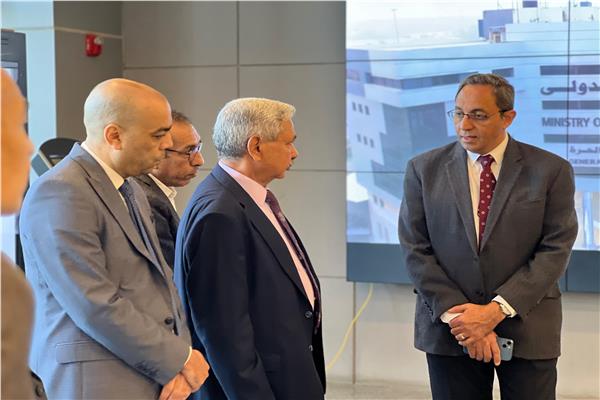 زيارة محافظ قنا لمركز خدمات المستثمرين