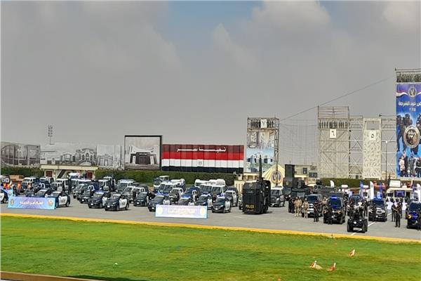 اصطفاف المركبات ومعدات الشرطة