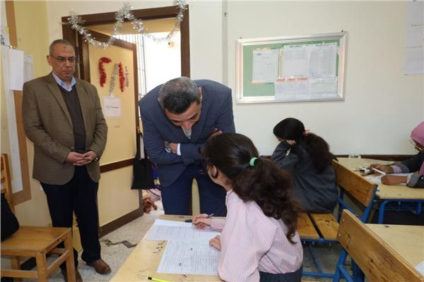 اللواء الشاذلي يسأل طالبة عن مستوى الاسئلة