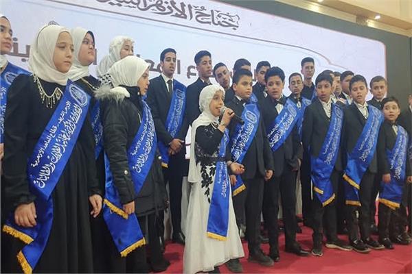 إنشاد طلاب «الغربية الأزهرية» يجذب زوار جناح الأزهر في معرض الكتاب