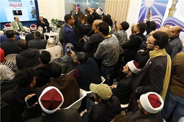 إقبالٌ كثيفٌ على جناح دار الإفتاء المصرية