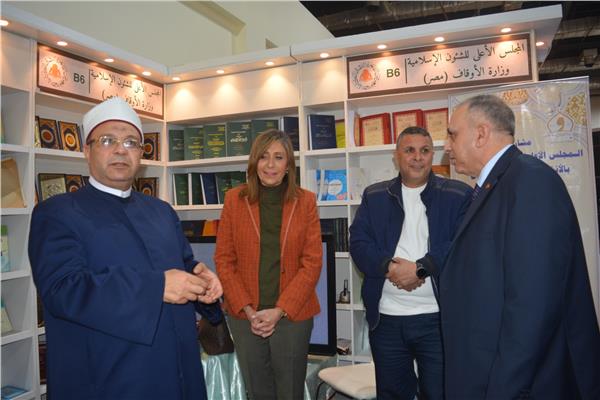 زيارة الدكتورة نيفين الكيلاني لجناح المجلس الأعلى للشئون الإسلامية بمعرض الكتاب