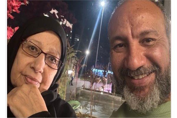 الفنان أحمد فهيم ووالدته