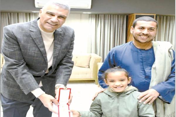 حرص اللواء دكتور إسماعيل كمال محافظ أسوان على تكريم الطفلة يمنى