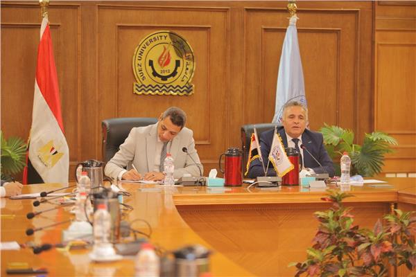 الدكتور أشرف حنيجل رئيس جامعة السويس