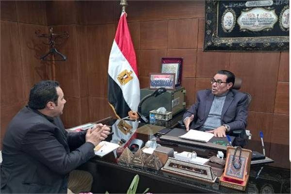 رئيس النقابة العامة للعاملين بالغزل والنسيج مع محرر بوابة أخبار اليوم