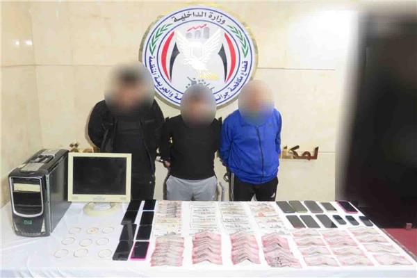المتهمون بعد القبض عليهم