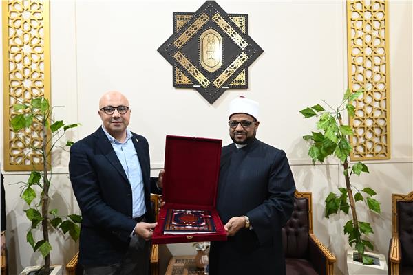 شيخ الأزهر يكرم د. أحمد بهي الدين رئيس هيئة الكتاب لدوره الثقافي البارز