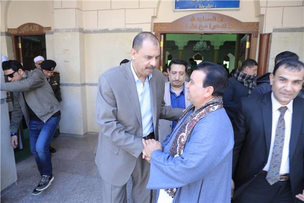 محافظ سوهاج يؤدى صلاة الجمعة بمسجد الشرطة