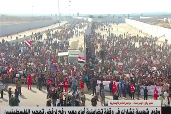 توافد كبير أمام معبر رفح 