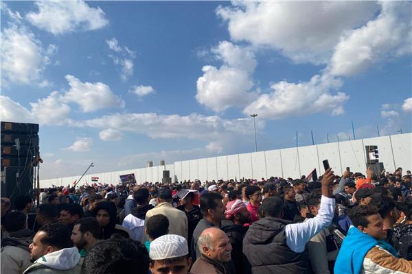 المصريين أمام معبر رفح