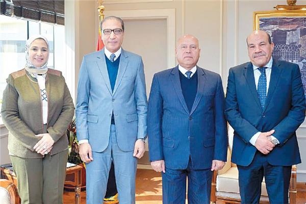 نائب رئيس الوزراء للتنمية الصناعية وأسرة «أخبار اليوم»