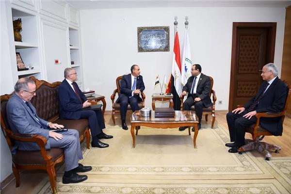 وزير الخارجية خلال لقائه مع رئيس الجهاز المركزي للتنظيم والإدارة