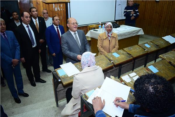 رئيس جامعة سوهاج يطمئن على سير امتحانات كلية الدراسات العليا