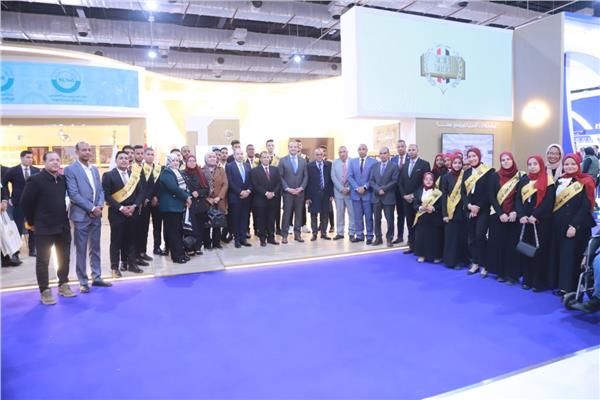 رئيس جامعة جنوب الوادي يتفقد جناح هيئة الرقابة الادارية بمعرض الكتاب