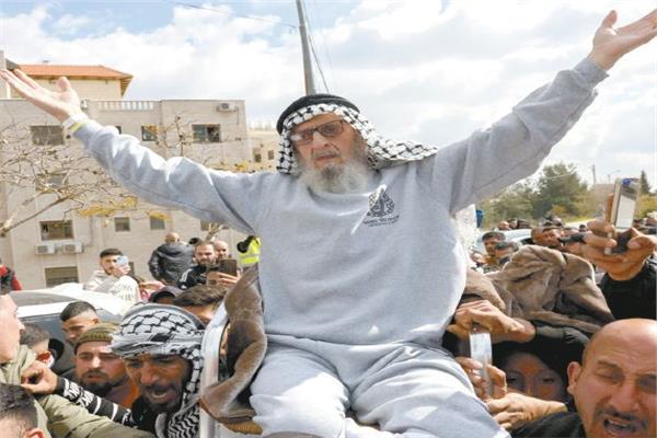 أسير فلسطينى يتلقى التحية فى رام الله بعد تحريره من سجون الاحتلال
