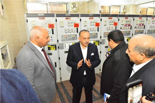 محافظ أسيوط، يتفقد سير العمل بلوحة توزيع كهرباء