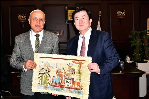محافظ الأقصر يستقبل رئيس مجلس إدارة الاتحاد الصيني