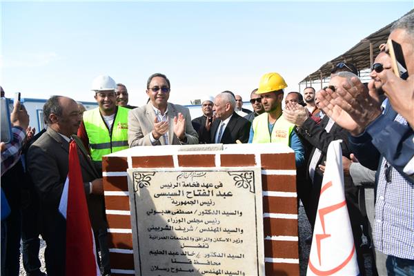 محافظ قنا يضع حجر الاساس لمحطة رفع الصرف الصحي