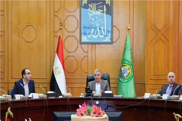 اجتماعً محافظ الإسماعيلية بكافة قيادات المحافظة