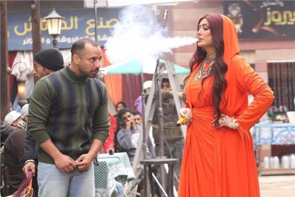 مشهد لغادة عبد الرازق وعمرو وهبة في مسلسل "شباب امرأة"