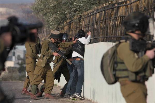 قوات الإحتلال الإسرائيلي تعتقل فلسطيني بالضفة - أرشيفية 