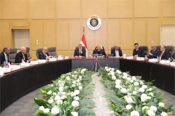 جانب من اجتماع الفريق كامل الوزير بالمجموعة الوزارية للتنمية الصناعية