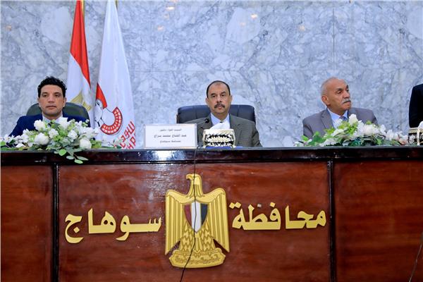 اجتماع محافظ سوهاج بوحدة حقوق الإنسان بتشكيلها الجديد