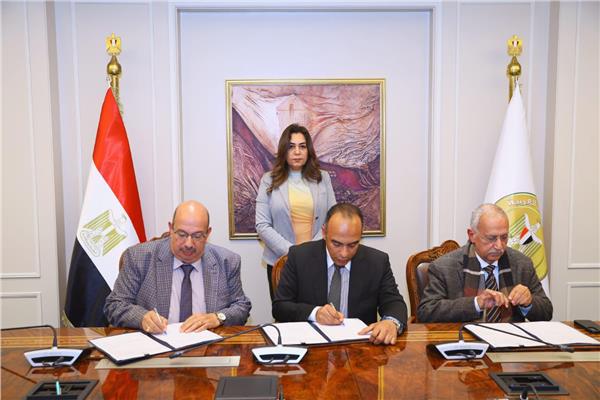 التوقيع علي ملحق إنهاء عقد بالتراضي