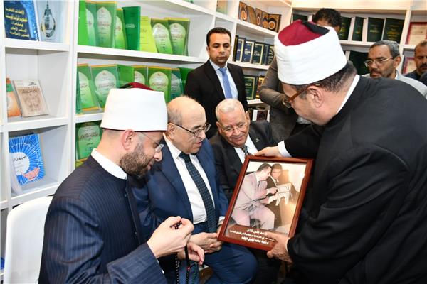 وزير الأوقاف ومفتي الجمهورية و الدكتور مصطفي الفقي وعدد من كبار رجال الدولة وكبار الشخصيات