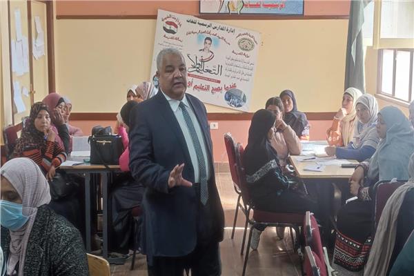 وكيل وزارة التربية والتعليم بالأقصر يتابع سير أعمال  تدريب المعلمين