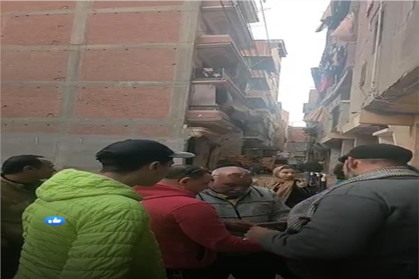 إخلاء عمارة سكنية من السكان بعد حدوث ميول بها بالمحلة الكبرى