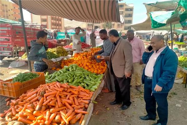 جانب من جهود الدوله لتعوفير السلع الاساسيه بأسعار مخفضه.