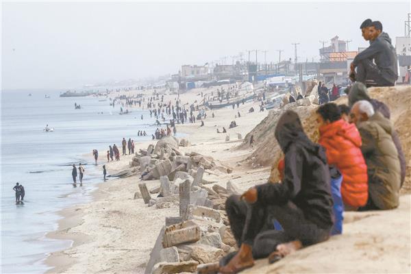 النازحون الفلسطينيون يستمتعون بشاطئ غزة