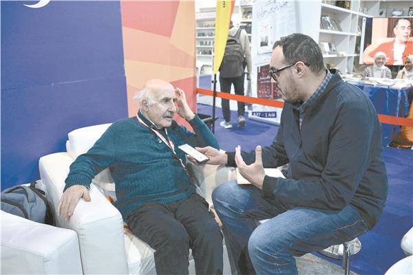 الأديب اللبنانى عباس بيضون مع محرر الأخبار