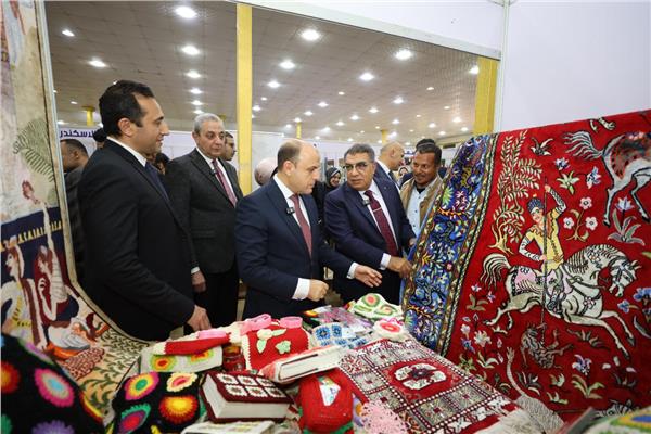 محافظوا كفر الشيخ والغربية والدقهلية يفتتحون معرض «أيادي مصر»