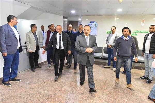 محافظ أسيوط يتفقد المعمل المركزي لمياة الشرب
