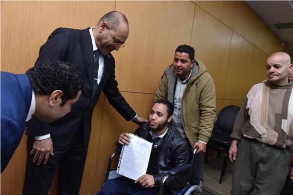 وزير العمل محمد جبران ومحافظة بني سويف يسم عقود عمل الي ذوي الهمم