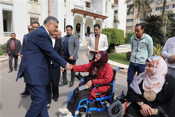 المهندس عادل النجار محافظ الجيزة خلال لقائه بذوي الهمم والقدرات الخاصة
