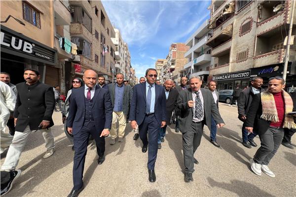 الدكتور خالد عبد الحليم، محافظ قنا خلال الجولة