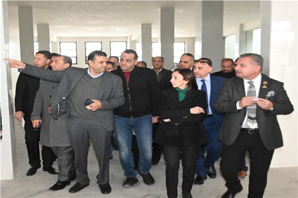 الدكتورة جاكلين عازر محافظ البحيرة خلال الجولة 