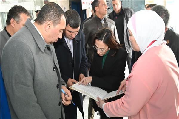 الدكتورة جاكلين عازر  محافظ البحيرة خلال الجولة التفقدية