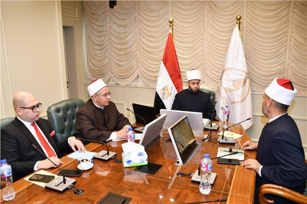 وزير الأوقاف يبحث مع مدير أوقاف المنيا سبل تعزيز الانضباط الإداري