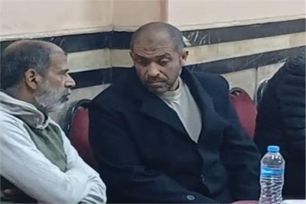 الحزن يسيطر على نجل صالح العويل في عزاء والده