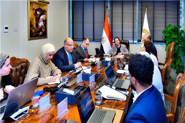 وزيرة البيئة تتابع إجراءات الحد من استخدام الأكياس البلاستيكية