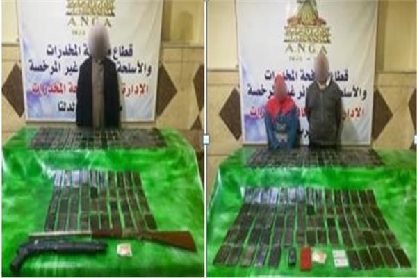 المتهمون وأمامهم المضبوطات