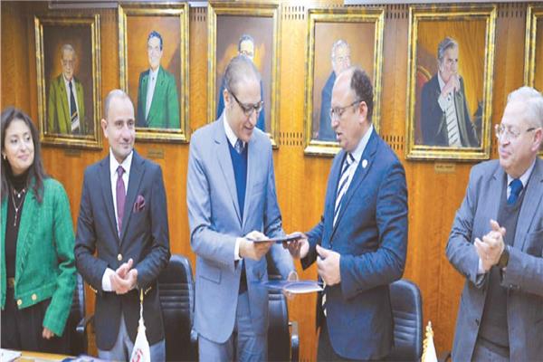 رئيس جامعة حلوان ورئيس مجلس إدارة أخبار اليوم