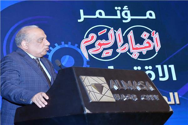 الدكتور محمود عصمت وزير الكهرباء 